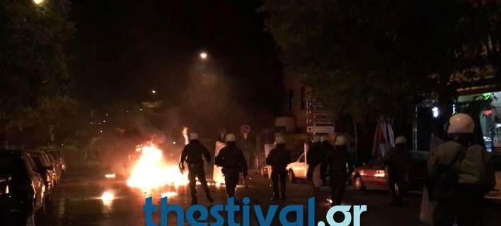 «Βροχή» από μολότοφ τα ξημερώματα στη Θεσσαλονίκη -Συμπλοκή κουκουλοφόρων με ΜΑΤ [εικόνες, βίντεο]